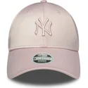 gebogene-rosa-verstellbare-kappe-mit-rosa-logo-fur-damen-9forty-satin-von-new-york-yankees-mlb-von-new-era