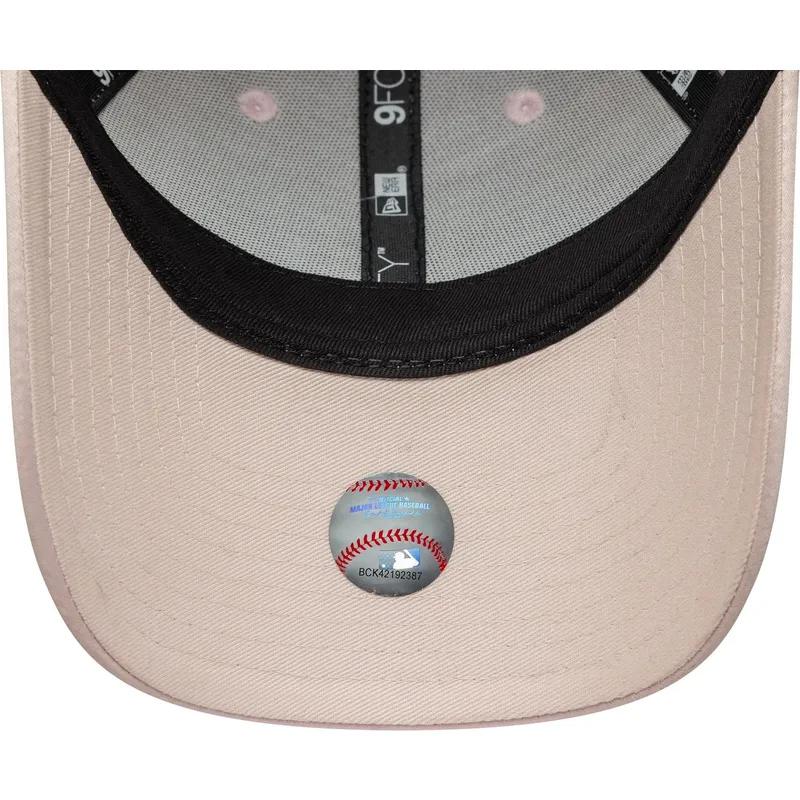 rozowa-regulowana-czapka-z-zakrzywionym-daszkiem-z-rozowym-logo-dla-kobiet-9forty-satin-new-york-yankees-mlb-new-era