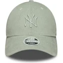 ljusgron-justerbar-kurvad-keps-med-gron-logotyp-for-dam-9forty-m-crown-pastel-cord-fran-new-york-yankees-mlb-av-new-era