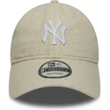beige-verstellbare-curved-cap-9twenty-linen-der-new-york-yankees-mlb-von-new-era