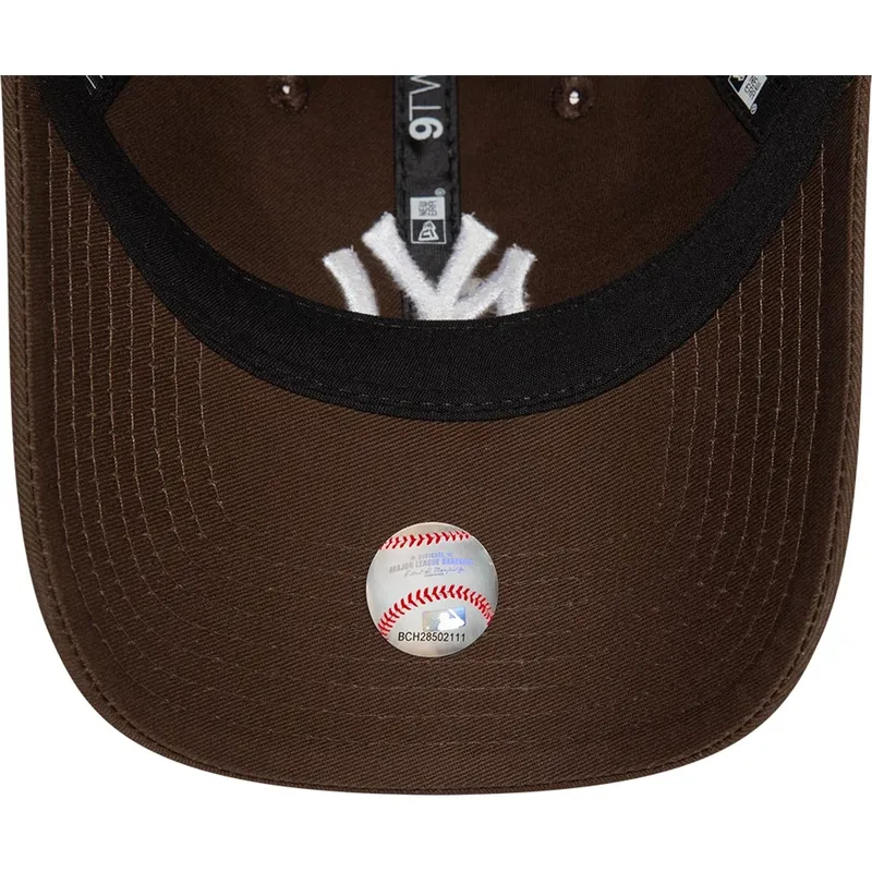 gorra-curva-marron-ajustable-9twenty-league-essential-de-new-york-yankees-mlb-de-new-era