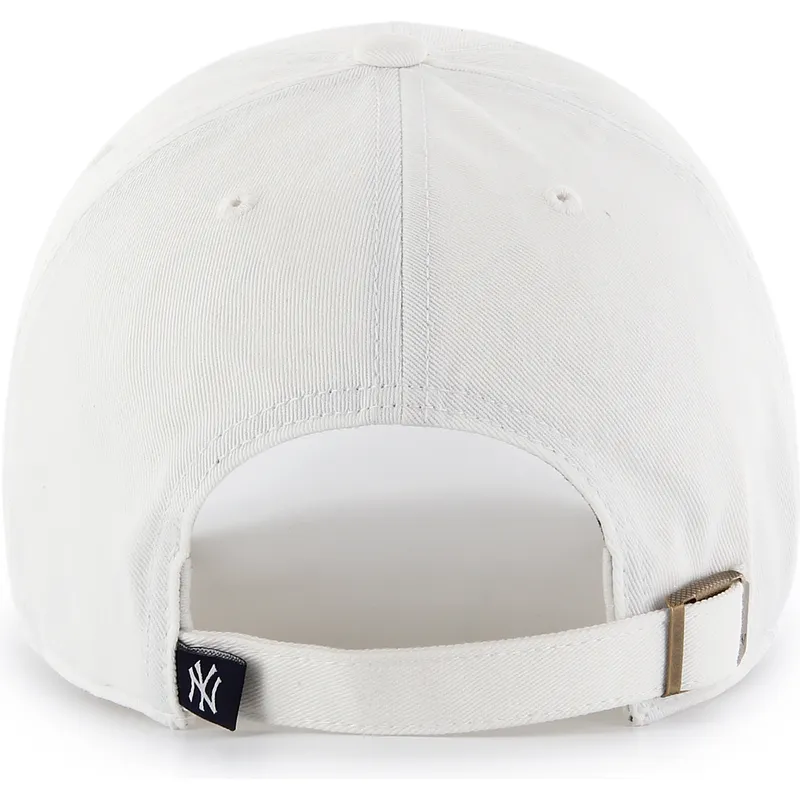 vit-kurvad-keps-med-vitt-logo-justerbar-clean-up-av-new-york-yankees-mlb-fran-47-brand