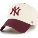 gorra-curva-beige-y-granate-ajustable-clean-up-two-tone-no-loop-label-de-new-york-yankees-mlb-de-47-brand