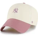 gorra-curva-beige-y-rosa-ajustable-clean-up-base-runner-two-tone-de-new-york-yankees-mlb-de-47-brand