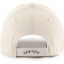 bezowa-regulowana-czapka-z-zakrzywionym-daszkiem-z-granatowym-logo-mvp-new-york-yankees-mlb-od-47-brand