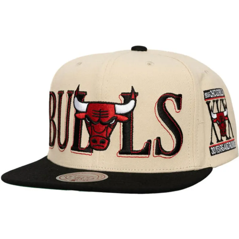 gorra-plana-negra-y-beige-snapback-across-the-board-de-chicago-bulls-nba-de-mitchell-ness