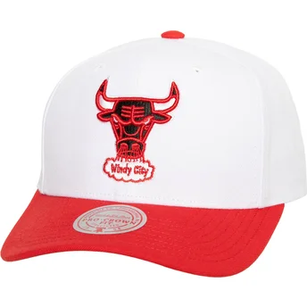 Biała i czerwona zakrzywiona czapka snapback Team 2 Tone 2.0 Pro Chicago Bulls NBA od Mitchell & Ness