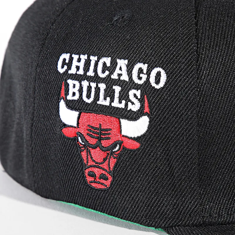gorra-plana-negra-snapback-triple-play-de-chicago-bulls-nba-de-mitchell-ness