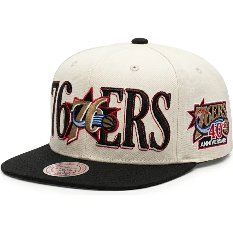 gorra-plana-negra-y-beige-snapback-across-the-board-de-philadelphia-76ers-nba-de-mitchell-ness