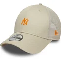 gorra-trucker-beige-ajustable-con-logo-naranja-para-nino-9forty-homefield-de-new-york-yankees-mlb-de-new-era