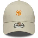 beige-justerbar-trucker-keps-med-orange-logotyp-for-barn-9forty-homefield-new-york-yankees-mlb-fran-new-era