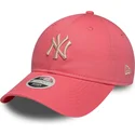 rosa-bojd-justerbar-keps-med-beige-logotyp-for-dam-9twenty-league-essential-midi-fran-new-york-yankees-mlb-av-new-era