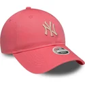casquette-courbee-rose-ajustable-avec-logo-beige-pour-femme-9twenty-league-essential-midi-new-york-yankees-mlb-new-era