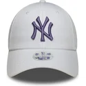 gorra-curva-blanca-ajustable-con-logo-violeta-para-mujer-9forty-league-essential-de-new-york-yankees-mlb-de-new-era