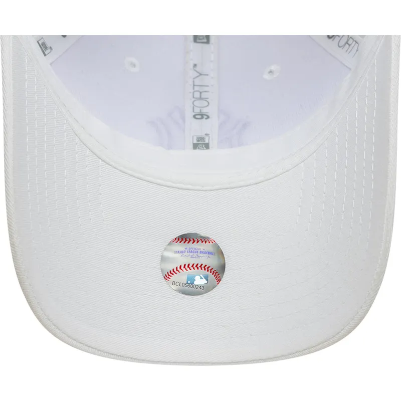 vit-justerbar-kurvad-keps-med-lila-logotyp-for-dam-9forty-league-essential-fran-new-york-yankees-mlb-av-new-era