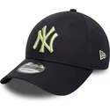 gorra-curva-azul-marino-ajustable-con-logo-amarillo-9forty-league-essential-de-new-york-yankees-mlb-de-new-era