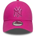 justerbar-rosa-bojd-keps-med-rosa-logotyp-9forty-team-outline-fran-new-york-yankees-mlb-av-new-era