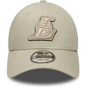 casquette-courbee-beige-ajustable-avec-logo-beige-9forty-team-outline-los-angeles-lakers-nba-new-era