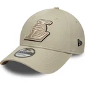 casquette-courbee-beige-ajustable-avec-logo-beige-9forty-team-outline-los-angeles-lakers-nba-new-era