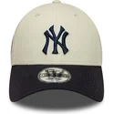 gorra-curva-beige-y-azul-marino-ajustable-con-logo-azul-marino-9forty-world-series-de-new-york-yankees-mlb-de-new-era