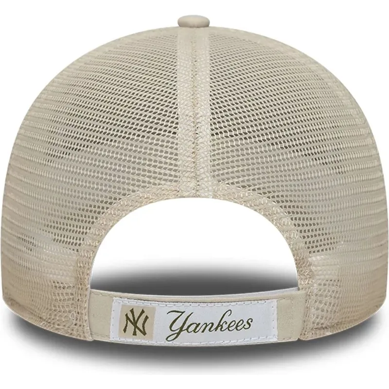 new-era-green-logo-9forty-homefield-midi-new-york-yankees-mlb-beige-adjustable-trucker-hat