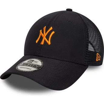 Justerbar marinblå truckerkeps med orange logotyp 9FORTY Homefield Midi från New York Yankees MLB av New Era