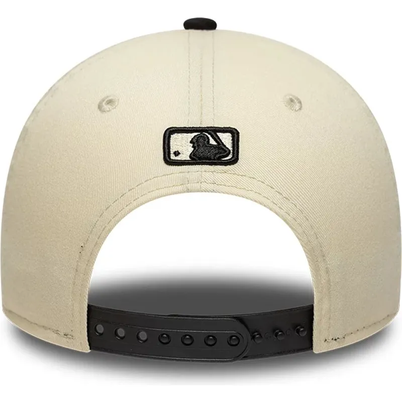 gorra-curva-beige-y-negra-snapback-9forty-m-crown-side-script-de-new-york-mets-mlb-de-new-era