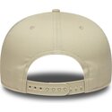 casquette-plate-beige-snapback-avec-logo-blanc-9fifty-league-essential-new-york-yankees-mlb-new-era