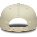 gorra-plana-beige-snapback-con-logo-rosa-9fifty-original-fit-world-series-patch-de-los-angeles-dodgers-mlb-de-new-era