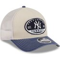 new-era-9forty-m-crown-a-frame-fray-new-york-yankees-mlb-beige-and-navy-blue-trucker-hat