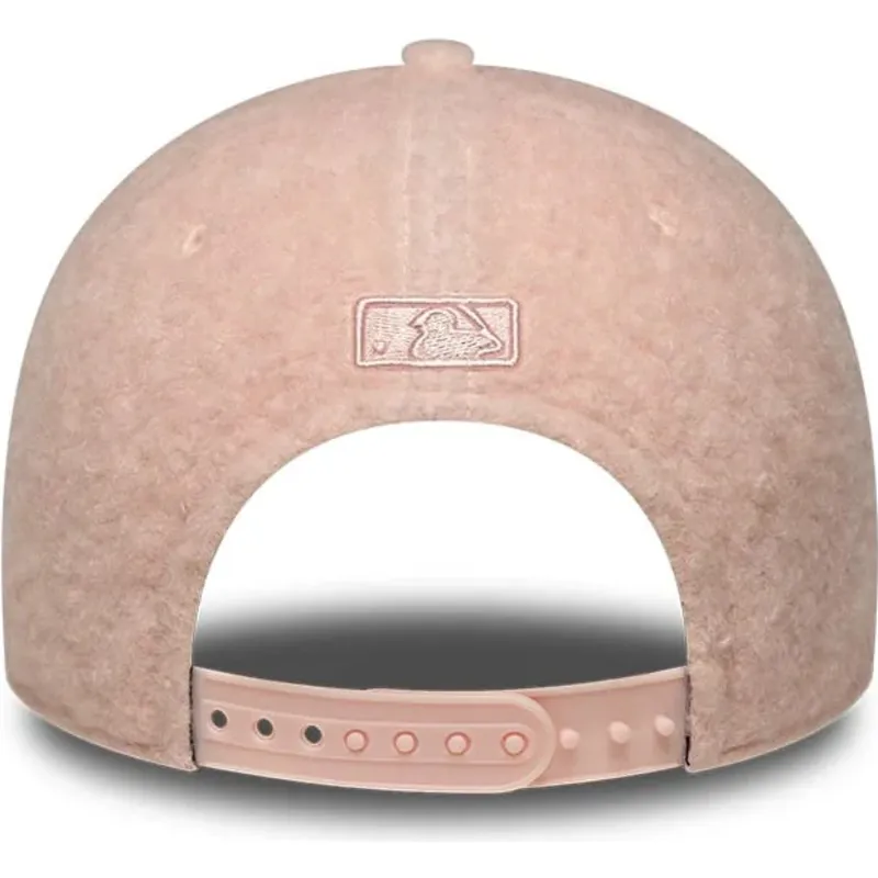 casquette-courbee-rose-snapback-pour-femme-avec-logo-rose-9forty-m-crown-winter-borg-new-york-yankees-mlb-new-era