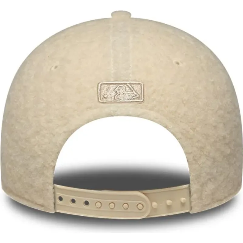 new-era-curved-brim-women-9forty-m-crown-winter-borg-los-angeles-dodgers-mlb-beige-snapback-cap-with-beige-logo new-era-curved-brim-women-9forty-m-crown-winter-borg-los-angeles-dodgers-mlb-beige-snapback-cap-with-beige-logo