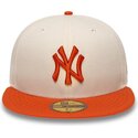 casquette-plate-beige-et-orange-ajustee-avec-logo-orange-59fifty-league-essential-new-york-yankees-mlb-new-era