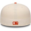 casquette-plate-beige-et-orange-ajustee-avec-logo-orange-59fifty-league-essential-new-york-yankees-mlb-new-era