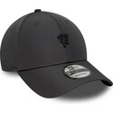 casquette-courbee-grise-fonce-ajustable-avec-logo-noir-9forty-metal-manchester-united-football-club-premier-league-new-era