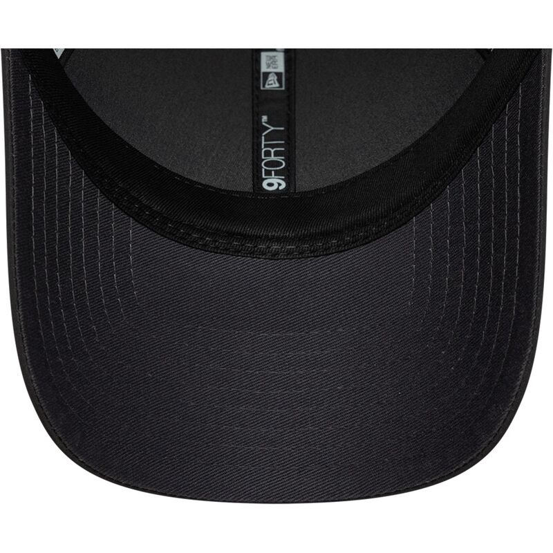 casquette-courbee-grise-fonce-ajustable-avec-logo-noir-9forty-metal-manchester-united-football-club-premier-league-new-era casquette-courbee-grise-fonce-ajustable-avec-logo-noir-9forty-metal-manchester-united-football-club-premier-league-new-era