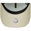 new-era-curved-brim-golden-logo-e-frame-metallic-outline-new-york-yankees-mlb-beige-snapback-cap