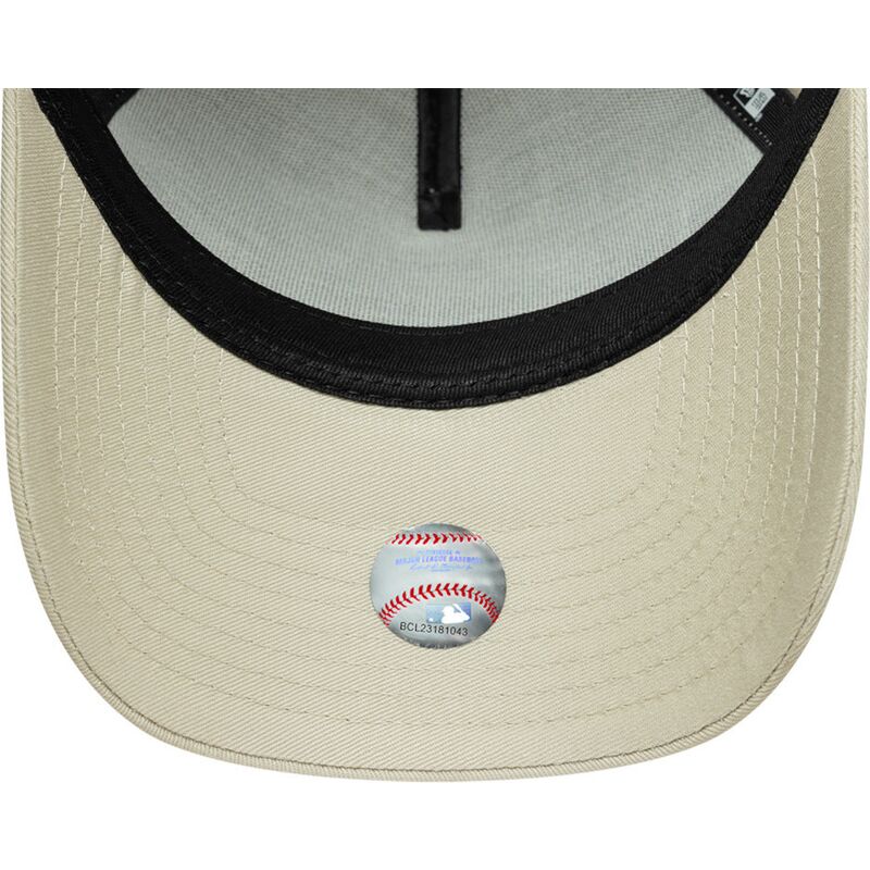 casquette-courbee-beige-snapback-avec-logo-dore-e-frame-metallic-outline-new-york-yankees-mlb-new-era