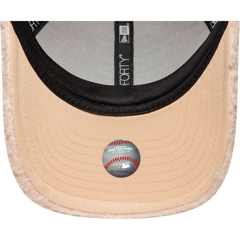 casquette-courbee-rose-snapback-pour-enfant-avec-logo-rose-9forty-m-crown-winter-borg-new-york-yankees-mlb-new-era