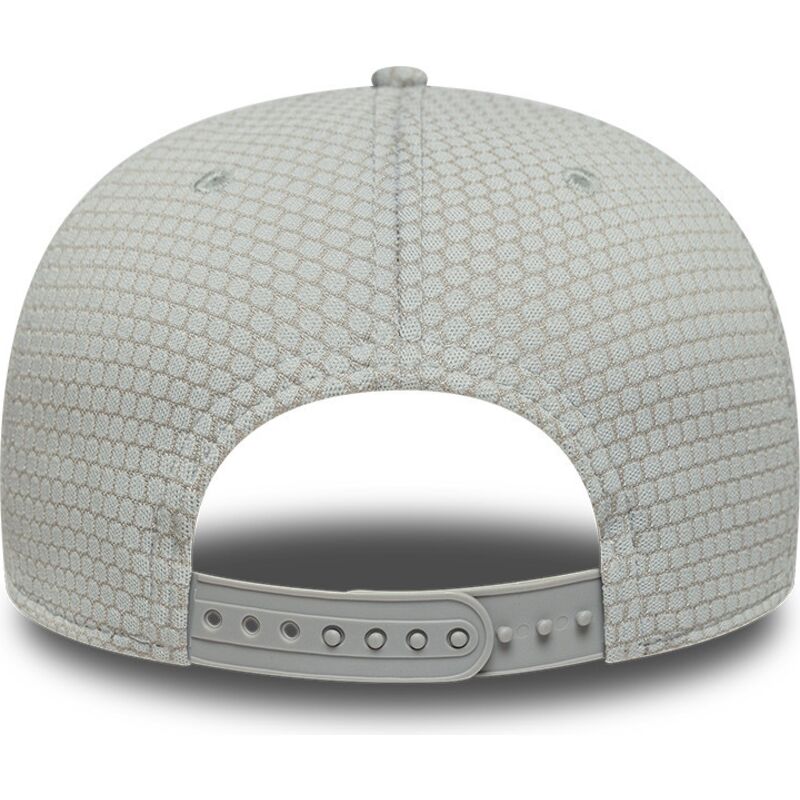 casquette-courbee-grise-snapback-avec-logo-grise-9seventy-stretch-snap-mesh-flawless-new-york-yankees-mlb-new-era