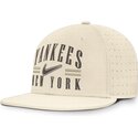casquette-plate-beige-ajustee-dri-fit-true-structured-aero-bill-new-york-yankees-mlb-nike