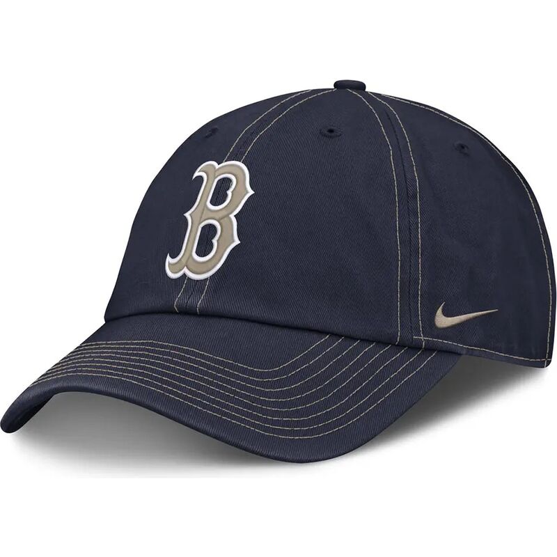 casquette-courbee-bleue-marine-ajustable-avec-logo-beige-fathers-day-club-unstructured-organic-cotton-boston-red-sox-mlb-nike casquette-courbee-bleue-marine-ajustable-avec-logo-beige-fathers-day-club-unstructured-organic-cotton-boston-red-sox-mlb-nike