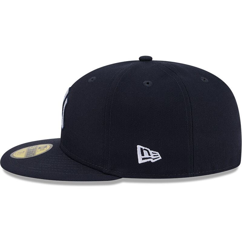 casquette-plate-bleue-marine-ajustee-59fifty-rhinestone-badge-new-york-yankees-mlb-new-era casquette-plate-bleue-marine-ajustee-59fifty-rhinestone-badge-new-york-yankees-mlb-new-era