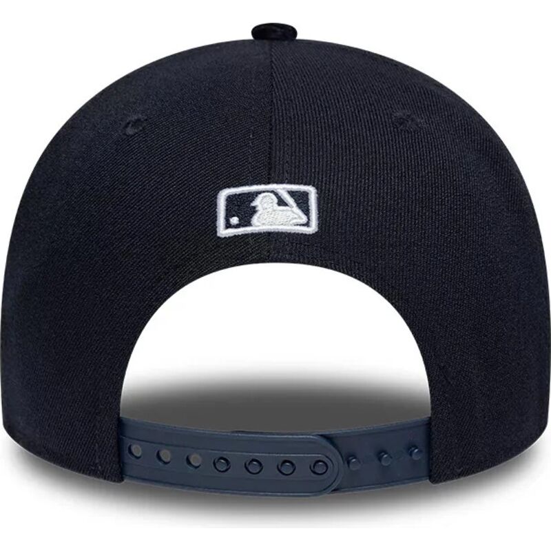 casquette-courbee-bleue-marine-snapback-9forty-m-crown-cord-visor-new-york-yankees-mlb-new-era