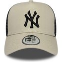 casquette-trucker-beige-et-noire-avec-logo-noir-a-frame-league-essential-new-york-yankees-mlb-new-era