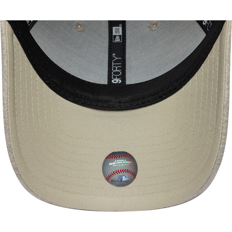 casquette-courbee-beige-snapback-avec-logo-beige-9forty-winter-los-angeles-dodgers-mlb-new-era