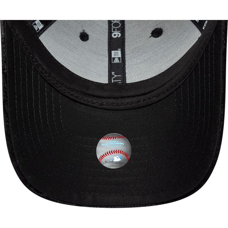 casquette-courbee-noire-ajustable-pour-femme-avec-logo-noir-9forty-pattern-velour-new-york-yankees-mlb-new-era