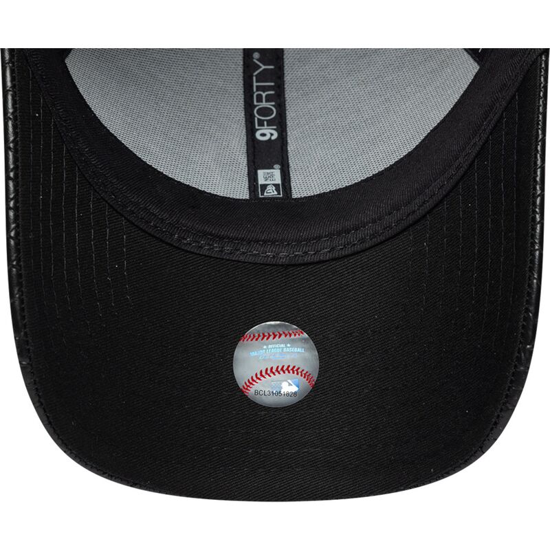 casquette-courbee-noire-snapback-avec-logo-noir-9forty-pu-weave-new-york-yankees-mlb-new-era