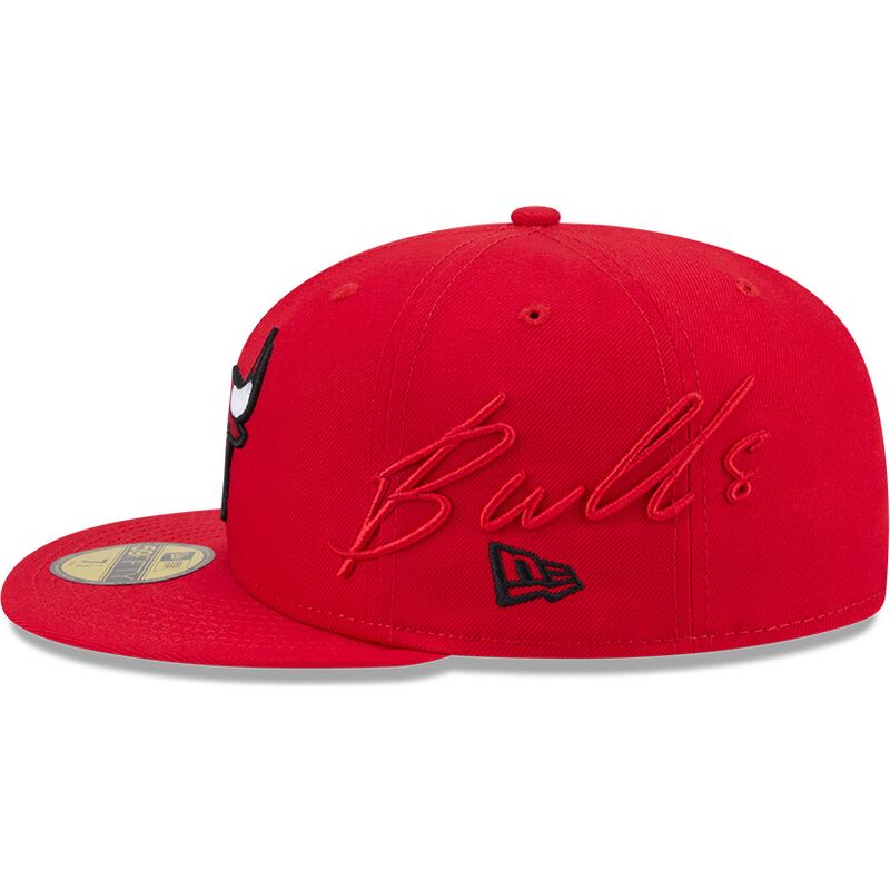 casquette-plate-rouge-ajustee-59fifty-side-script-chicago-bulls-nba-new-era