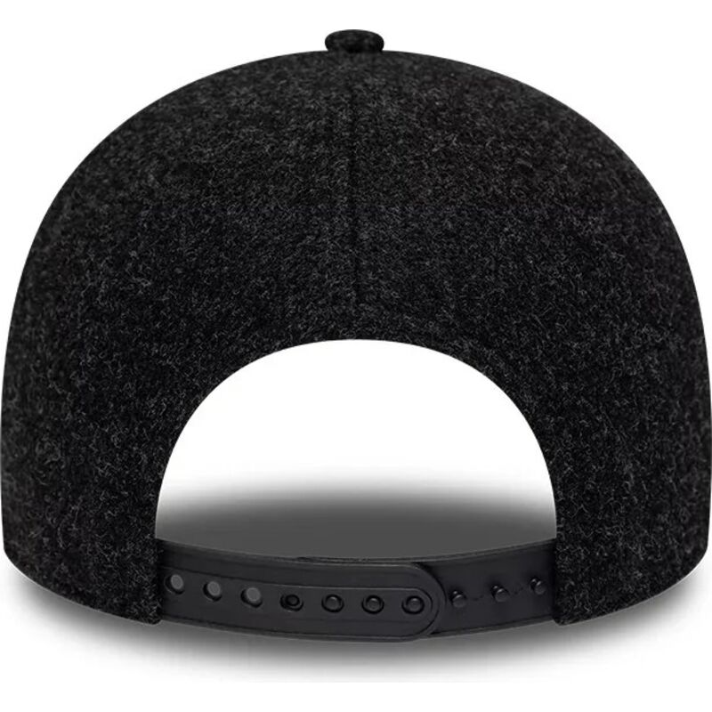 casquette-courbee-noire-ajustable-avec-logo-noir-9forty-winter-new-york-yankees-mlb-new-era